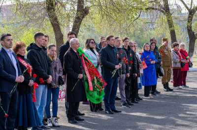 Глава Хакасии почтил память воинов, умерших от ран в госпиталях Абакана во время Великой Отечественной войны