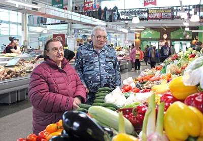 Супруги Беловы приятно удивлены тому, что многие продукты можно купить дешевле. 