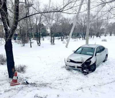 В Абакане четырёхлетняя девочка пострадала в ДТП с деревом