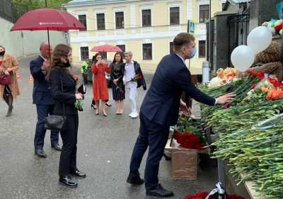 Валентин Коновалов почтил память погибших в казанской школе