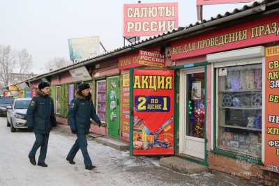 Новогоднюю пиротехнику проверяют специалисты МЧС в Хакасии