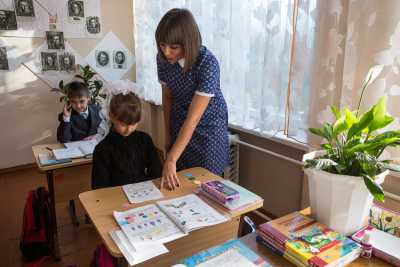 Власти Хакасии оказывают поддержку сельским педагогам