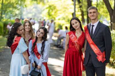 Больше тысячи выпускников прошагали по центру Абакана