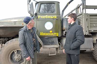 Курсант Антон Самусинов  (справа) будет сдавать экзамены на права уже по новому рег­ламенту. Молодой человек уверен, что справится с первого раза, ведь в течение нес­коль­ких месяцев его основательно готовил мастер производственного обучения Николай Андреев. 